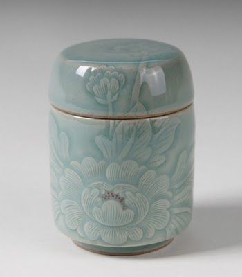 Korean Tea, Celadon Ceramics, Celadon Green, Tea Tins, Ceramic Jars, Tea Caddy, Sgraffito, Pottery Designs, Peony Flower