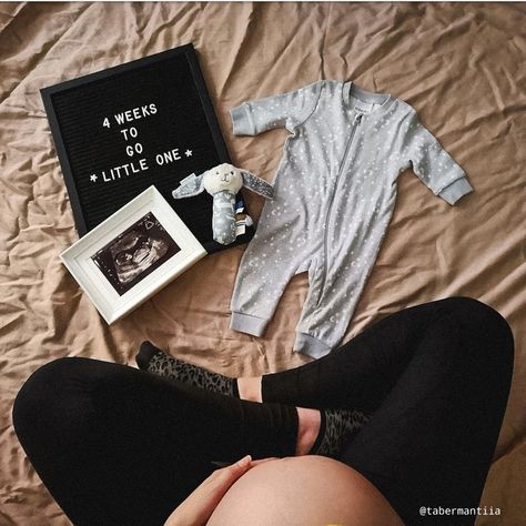 Weekly Pregnancy Photos, Home Maternity Photography, Diy Maternity Photos, Maternity Picture Outfits, Baby Bump Photoshoot, Baby Bump Pictures, Baby Announcement Photoshoot, Pregnancy Belly Photos, Cute Pregnancy Pictures