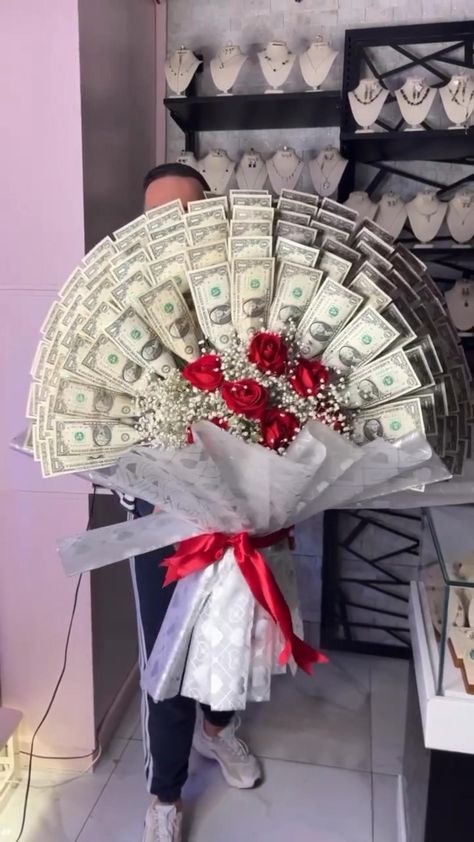 Money Rose Bouquet, Money Birthday Cake, Birthday Money Gifts, Graduation Money Gifts, Money Rose, Diy Graduation Gifts, Diy Bouquet Wrap, Graduation Money, Money Flowers