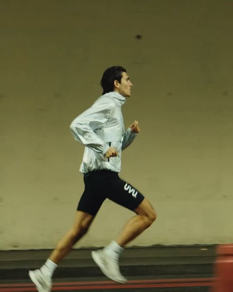 Running Man Aesthetic, Boy Running Aesthetic, Running Aesthetic Men, Running Outfit Men, City Running, Gym Design Interior, Running Photography, Running Photos, Spanish Men