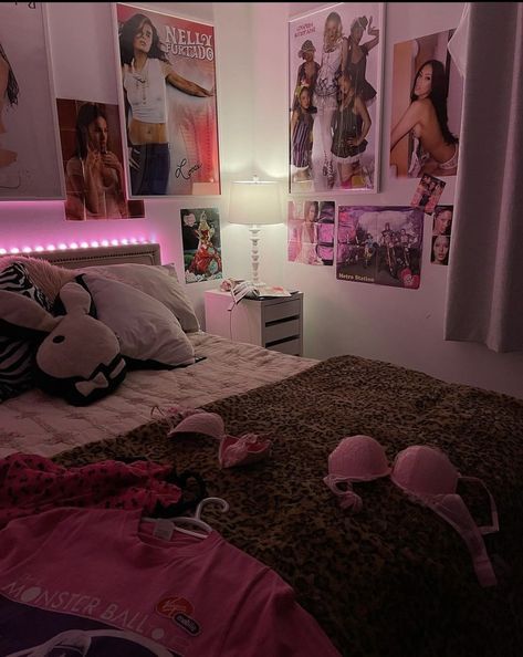 Y2k Room Ideas, 2000s Bedroom, Trashy Y2k Bedroom, Hot Pink Room, 2000s Room, Y2k Bedroom, Hippie Room, Chambre Inspo, Y2k Room