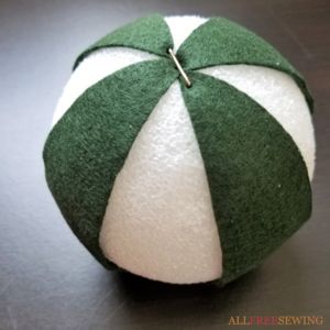 Fabric Covered Styrofoam Balls, Styrophome Ball Crafts, Styrofoam Balls Christmas Ornaments, No Sew Fabric Ornaments, Football Ornaments Diy, Styrofoam Ball Crafts Christmas Diy, Kimekomi Ornaments Tutorials, Styrofoam Ball Crafts Christmas, Foam Ball Crafts