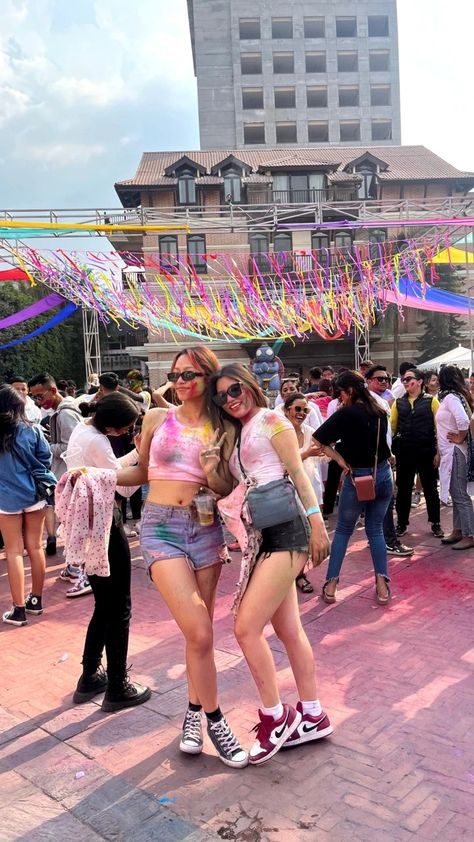 Holi Outfits Women Aesthetic, Aesthetic Holi Outfits, Holi Aesthetic Photos, Holi Aesthetic Outfits, Holi Pic Ideas, Outfits For Holi, Holi Pics Photo Ideas, Holi Fits, Festive Photo Ideas