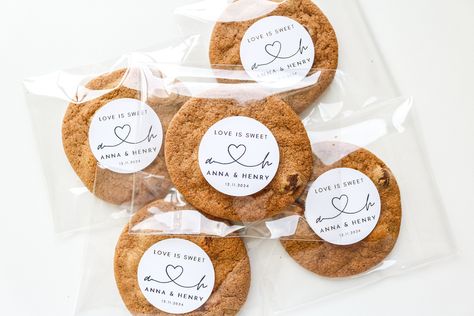 "Personalized Wedding Favor Bags, Clear Candy Bags, Cookie Bags, Party Bags, Self Adhesive Bags, DIY Wedding favors  Personalized Stickers + Self Sealing Bags  Perfect for a DIY wedding Favor. Self sealing bags and personalized stickers make for a cute addition for your wedding day. Add cookies or candies for a easy favor for your guests. Sticker will have both partners names, and the date of your wedding.  Includes: Self Sealing Clear Bags Personalized Stickers  Bag Sizes: 3 3/8\" x 4\" 4 5/16\" x 4 5/16\"" Diy Birthday Favors, Wedding Treat Bags, Easy Favors, Personalized Birthday Favors, Birthday Treat Bags, Candy Bags Wedding, Cookie Wedding Favors, Personalized Cookies, Wedding Treats