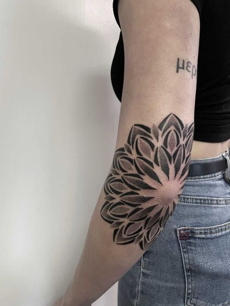 Elbow Tattoo Men Mandala, Mandala Flower Elbow Tattoo, Full Elbow Tattoo, Mandala Tattoo Elbow Woman, Leg Shading, Ornamental Elbow Tattoo, Flower Elbow Tattoo, Mandala Elbow Tattoo, Elbow Mandala Tattoo