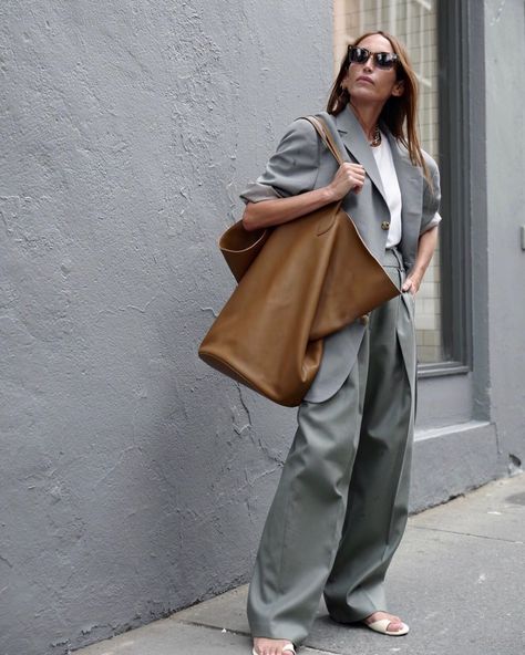 Oversized tote bags took Fall 2019 street style by storm Bag Street Style, Minimal Lifestyle, Street Style Bags, Daily Mood, Oversized Tote, Runway Trends, American Music Awards, Making Things, Best Street Style