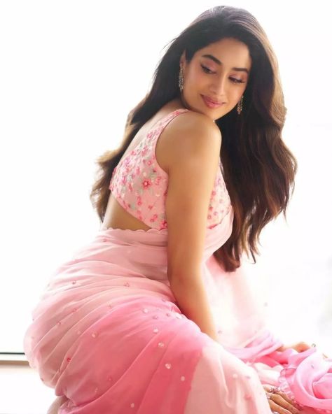 Bollywood Actress #janhvikapoor #sareelook #sareelove #sareefashion #sareeblouse #sareetrends Janhvi Kapoor, Bollywood Girls, Saree Look, Pink Saree, Bollywood Stars, Indian Sarees, Bollywood Fashion, Saree Designs, Girls Dresses