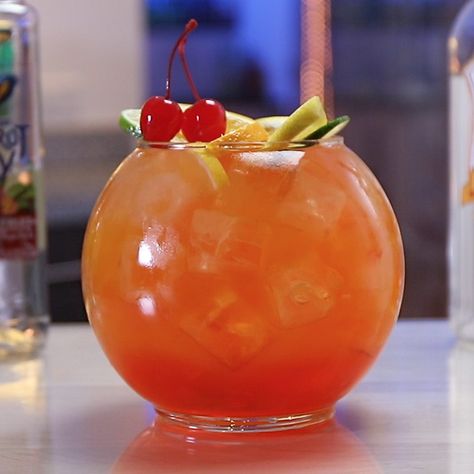 Fishbowl Drinks Alcohol, Fish Bowl Cocktails, Fishbowl Drink Recipe, Fish Bowl Drink, Fishbowl Cocktail, Bucket Drinks, Fishbowl Drink, Jungle Juice Recipe, Bowl Cocktails