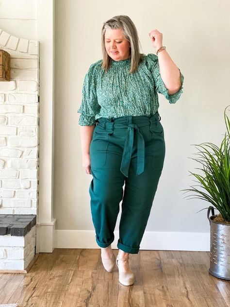 How to style high-waisted pants || plus size fashion || full figure fashion || eloquii high-waisted pants Figure Fashion, Look Office, St Patrick's Day Outfit, Look Plus Size, Full Figure Fashion, Feminine Blouses, Fashion To Figure, Pretty Blouses, Summer Fashion Trends