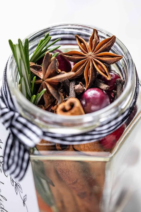 Simmer a batch of this Holiday Stovetop Potpourri to make your house smell like Christmas! Or package it up and gift it to a friend to let them know you’re thinking of them. Christmas Popurri, Potpourri Diy, Stovetop Potpourri Recipes, House Smell Like Christmas, Homemade Xmas Gifts, Holiday Potpourri, Smell Like Christmas, Homemade Potpourri, Potpourri Gift