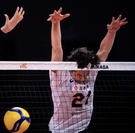 Ran Takahashi Volleyball, Volleyball Blocking, Takahashi Ran, Ran Takahashi, Volleyball Photography, Volleyball Memes, Japan Volleyball Team, Volleyball Poses, Volleyball Skills