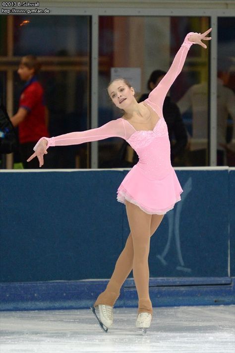 Madeleine Lidholm Torgersen skating her long program at the 2013 Advanced Novice NRW Trophy. Figur Skating Dress, Figure Skating Outfits Competition, Figure Skating Outfit Ideas, Ice Skating Costumes Dresses, Figure Skating Outfits Costumes, Ice Skating Dresses Costumes, Roller Skating Dress, Ice Skating Costumes, Figure Skating Competition Dresses