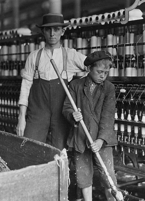 Labor Movement in the Industrial Revolution - History Crunch - History Articles, Summaries, Biographies, Resources and More Industrial Revolution Projects, Industrial Revolution Fashion, Industrial Revolution Activities, Revolution Costumes, American Industrial Revolution, Homeschool Highschool, Labor Movement, Industrial Era, Revolution Art