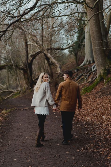 Woodland Couple Photoshoot, Forest Couple Photoshoot, Couple Photoshoot Winter, Winter Couple Photoshoot, Couple Forest, Gir Forest, Forest Photoshoot, Photoshoot Winter, Save The Date Pictures