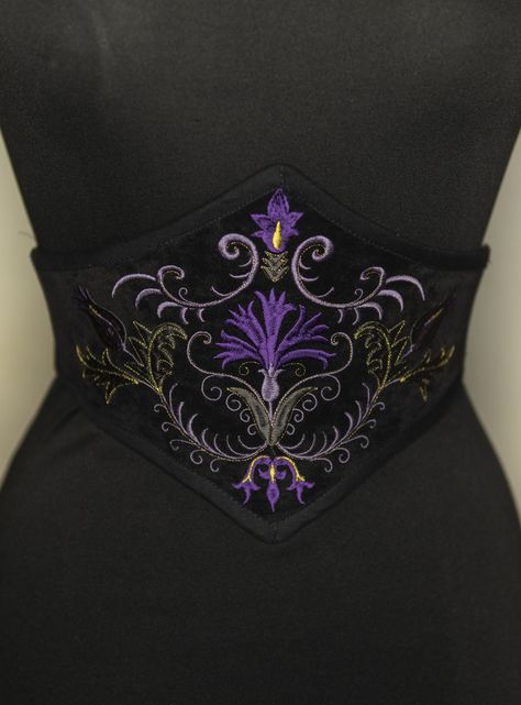 "The Spicy Garden" Do you like corsets but also like feeling comfortable in your clothes? This belt is made for you! This is an embroidered elastic waist cincher, made of quality velvet. Steel bones on the front of the belt provide support and give the illusion that it is a real corset. The sturdy elastic that makes up the back of this accessory provides greater sheathing than a classic belt and will adapt perfectly to your size. The embroidered pattern was created in our workshop for this unique collection (machine embroidery). It is available in several colors on request. Handmade item in France (and with great care Witchy Belt, Fantasy Corset, Corset Embroidery, Bone Corset, Embroidery Corset, Steampunk Belt, Velvet Outfit, Corset Fashion Outfits, Purple Corset