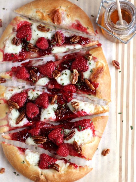 Brie Dessert, Unique Pizza Toppings, Raspberry Brie, Yakimeshi Recipe, Brie Pizza, Dessert Pizzas, Pizza Dessert, Unique Pizza, Gourmet Pizza