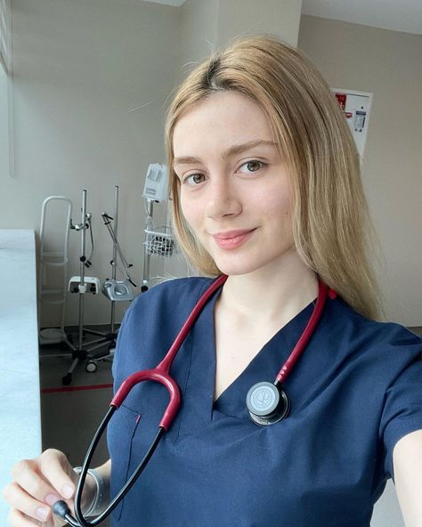 Doctor Selfie, Doctor Aesthetic, Medical Scrubs Fashion, Awful People, Skirt Streetwear, Digital Marketing Strategies, Ppc Advertising, Female Doctor, Beautiful Muslim Women