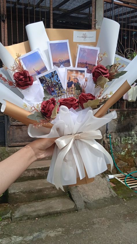 Bouquet Of Gifts For Him, Flower Bouquet For Boyfriend Gift Ideas, Gift Bouquet For Boyfriend, Polaroid Gifts Ideas, Diy Bouquet For Boyfriend, Flower Bouquet Artificial, Birthday Gift Set Up Ideas, Bouquet Gift Ideas Birthdays, Flower Bouquets For Boyfriend