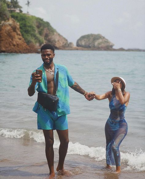 Black Couple Vacations, Aesthetic Romantic Couple, Couple Vacation Pictures, Couple Beach Poses, Romantic Partnership, Beach Pictures Ideas, Photoshoot Couple Poses, Relationship Contract, Hugs And Kisses Couples