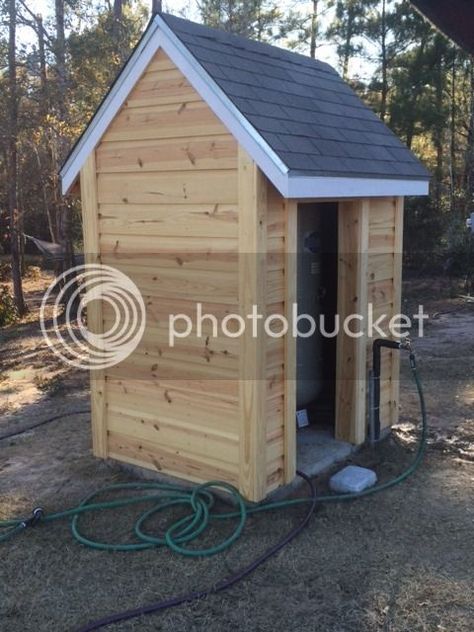 Well Houses Cover Ideas, Water Pump House Ideas, Farmhouse Well Pump House, Diy Pump House How To Build, Water Well Pump Cover Ideas Outdoor, Well Pump House Plans, Well Pump House Cover Ideas, How To Build A Well House, Well Houses Ideas