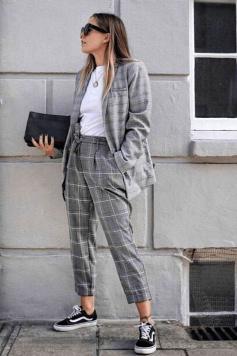 495dabfd0ca768a3c3abd672079f48b6desc37149631ri Seluar Slack, Look Office, Woman Suit Fashion, Work Outfits Women, Professional Outfits, Classic Outfits, Business Casual Outfits, Suit Fashion, Mode Inspiration