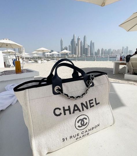 Chanel Canvas Bag, Stile Kendall Jenner, Chanel Tote Bag, Luxury Bags Collection, Chanel Tote, Girly Bags, Marken Logo, Fancy Bags, Luxury Purses