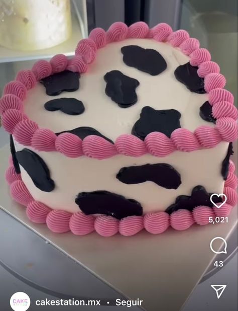 Cow Pink Cake, Cowgirl Bday Cake, Pink Cowgirl Birthday Party Aesthetic, Pink Cow Birthday Cake, Pink Cow Print Birthday Cake, Space Cowgirl Birthday Cake, Tortas Aesthetic 15, Easy Cow Cake, Space Cowgirl Cake