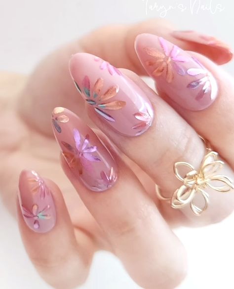 Chrome pink spring fllower nails with golden flower ring. Pink And Golden Nails, Chrome Floral Nails, Chrome Nails With Flowers, Chrome Flower Nails, Pretty Nails For Spring, Pink Nail Art Designs, Pastel Nail Art, Dragon Nails, Simple Spring Nails