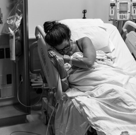 "Let's not forget the mamas" - Raw photo shows how isolated new mums can feel Labor Photography, Delivery Room Photos, Birth Photography Hospital, Labor Photos, Birth Story Photography, Newborn Hospital Pictures, Newborn Hospital Photography, Baby Hospital Pictures, Hospital Photos Newborn