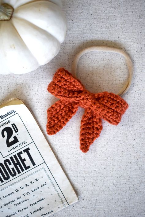 Bow Crochet Pattern, Crochet Bows Free Pattern, Crochet Hair Bow, Crochet Halloween Patterns Free, Crochet Bow Ties, Crochet Bow Pattern, Christmas Knits, Crochet Hair Bows, Bow Crochet