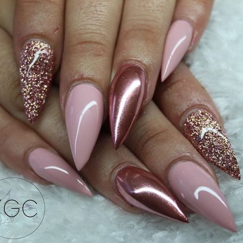 Elegant Nails Pink Rose Gold, Elegant Nails Rose Gold, Rose Gold Almond Nails Designs, Gold Rose Nails Design, Rose Gold And Gold Nails, Glitter Rose Gold Nails, Rose Gold And Brown Nails, Nails That Go With Rose Gold Dress, Rose Color Nail Designs