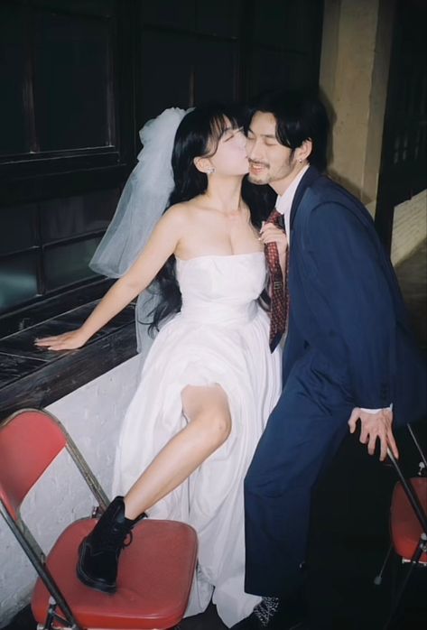 Hong Kong Wedding Photoshoot, 80s Hong Kong Pre Wedding, 1980s Hong Kong Wedding, 80s Hong Kong Wedding, Hong Kong Wedding Photography, 1980s Hong Kong Wedding Photography, Wedding Photoshoot Aesthetic, 90s Hong Kong Aesthetic, Vintage Couple Photography