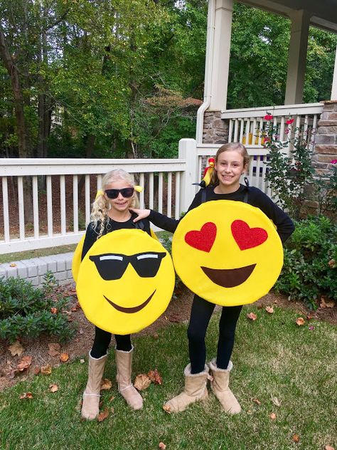 DIY Emoji Costumes. How to make your own Emoji Costume for Halloween. Super easy instructions! Emoji Costume Diy, Emoji Halloween Costume, Emoji Costume, Emoji Christmas, Almost Halloween, Emoji Party, Costume For Halloween, Last Minute Halloween Costumes, Halloween 2016