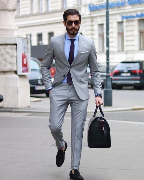 best suit colors for men image gray Suit Colors For Men, Men Suit Outfit, Mens Suit Colors, Terno Slim Fit, Suit Colors, Shirt And Tie Combinations, Costume Gris, Grey Suit Men, Best Suit