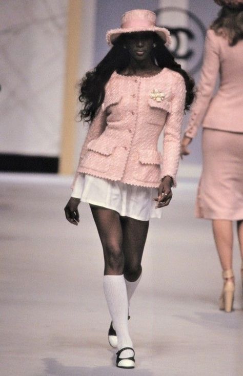 Pink Chanel 1990 1990 Style, Chanel Fashion Show, 90s Runway Fashion, Runway Fashion Couture, Fashion 90s, Runway Outfits, Mode Chanel, 90's Fashion, Catwalk Fashion