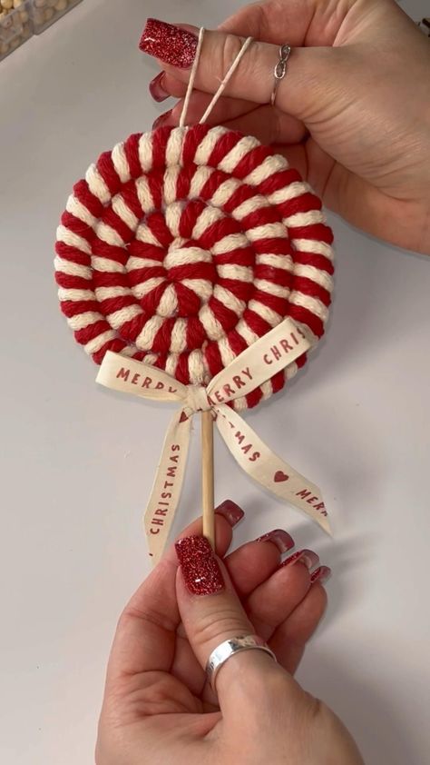 Christmas Lollipop Decorations, Diy Yarn Decor, Christmas Decorations Diy Crafts, Christmas Lollipops, Easy Christmas Ornaments, Diy Christmas Ornament, Handmade Christmas Crafts, Rope Crafts Diy, Navidad Diy