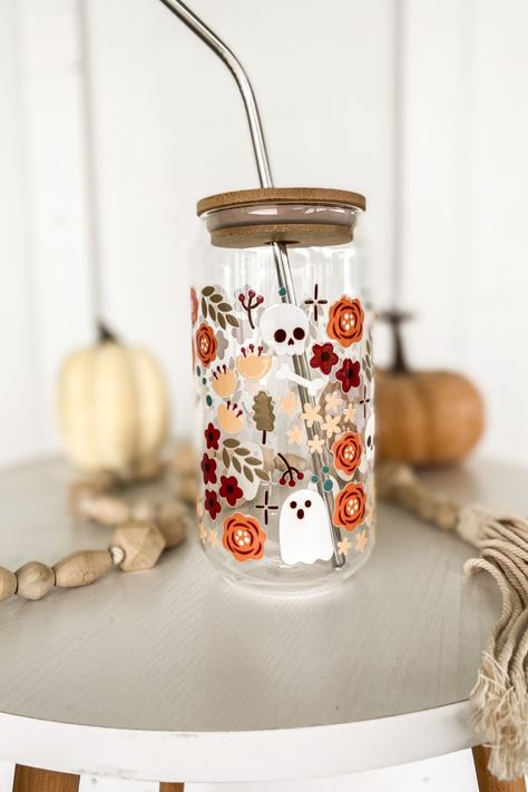 Sip with a spooky twist with this Ghosts and Skulls Libby Cup! Holding 16oz of your favorite beverage, it comes with a bamboo lid and stainless steel or glass straw, plus extra-adorable Halloween vibes with ghosts, skulls and fall leaves. Truly the perfect cup for your ghostly gatherings! Dishwasher safe but to help it last forever we recommend washing by hand. Libby Cup Designs, Libby Glasses, Coffee Cup Crafts, Glass Tumbler Design, Fall Stuff, Cup Crafts, Halloween Vibes, Glass Straws, Cup With Straw