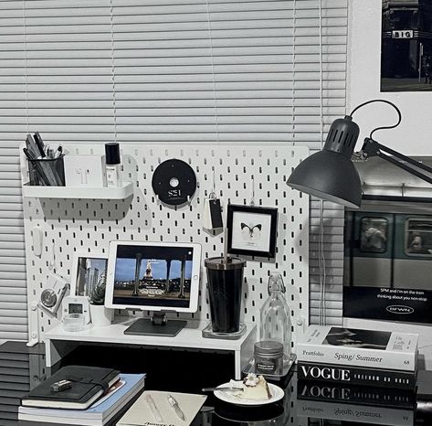 Black Study Table Ideas, Black Desk Aesthetic Korean, Black Desk Setup Aesthetic, Dark Desk Aesthetic, Dark Desk Decor, Desk Ideas Black, Black Study Table, Cheengu Dark, Black Desk Decor Ideas