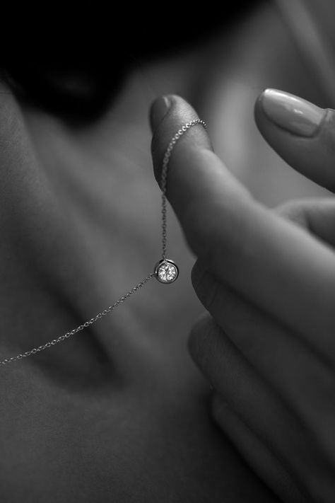 Diamond necklace Diamond Photography, Birthday Gemstones, Jewellery Photography Inspiration, Jewelry Product Shots, Creative Jewelry Photography, Jewellery Photography, Jewelry Photography Styling, Jewelry Photoshoot, Solitaire Necklace