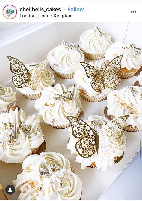 Quince Cupcakes, White And Gold Quince, Gold Butterfly Cake, Gold Treats, Communion Cupcakes, White And Gold Wedding Themes, Gold Theme Birthday, Gold And White Cake, White And Gold Wedding Cake