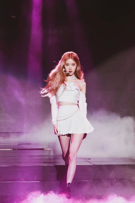 Fan Taken Photo Of BLACKPINK's Rosé Becomes A Hot Topic Among Netizens Wallpaper Rose, Rosé Hot, Rosé Jisoo, Rose Park, Rosé Blackpink, Kim Jisoo, Blackpink Photos, Black Pink Kpop, Blackpink Fashion