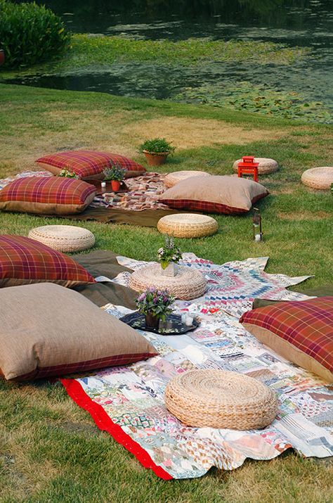 Outdoor Ground Seating, Ground Table With Pillows, Outdoor Garden Seating Ideas, Outdoor Party Seating, Picnic Cushions, Garden Party Seating, Lawn Seating, Rustic Rehearsal Dinners, Colin Cowie