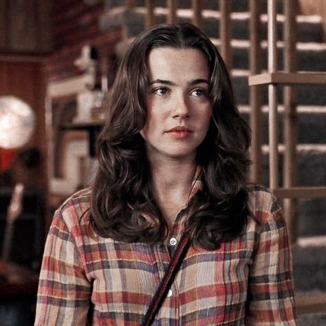 Lindsay Weir, Linda Cardellini, The New Mutants, Freaks And Geeks, Alycia Debnam Carey, Heart Women, The Breakfast Club, Girl Falling, Gilmore Girls