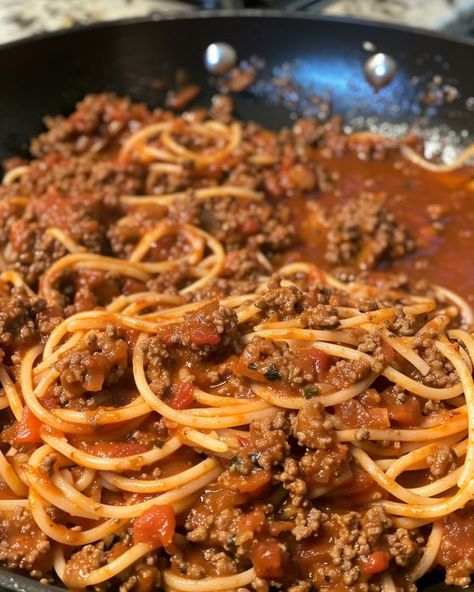 Every time I whip this up, the house smells incredible. It's always a crowd pleaser. Spaghetti And Meat Sauce, Homemade Spaghetti Sauce Recipe, Spaghetti Recipes Easy, Sauce Spaghetti, Spaghetti Meat Sauce, Homemade Spaghetti Sauce, Homemade Spaghetti, Pasta Dinners, Pasta Dinner Recipes