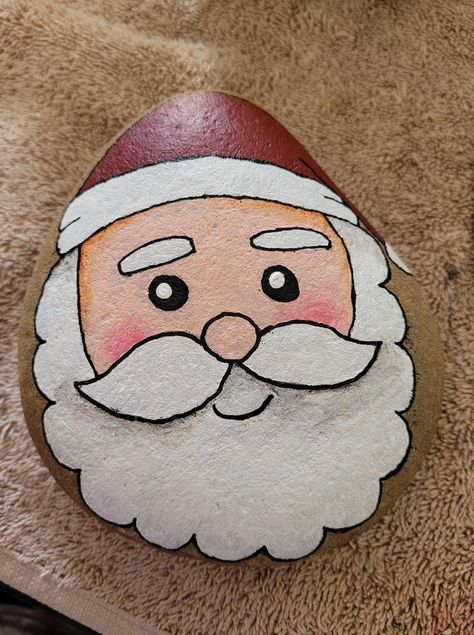 Santa Painted Rocks Ideas, Christmas Pebble, Painted Rock Cactus, Christmas Pebble Art, Painted Garden Rocks, Drawing Rocks, Santa Paintings, Santa Cross Stitch, Diy Christmas Paintings