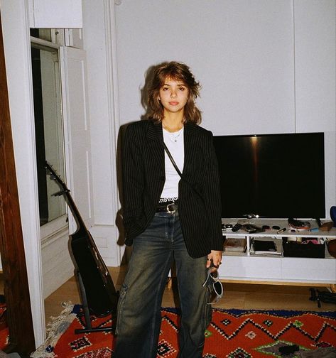 Masculine Looks For Women, 90s Berlin Fashion, Jenny Shimizu Style, 90s City Fashion, Tomboy Dinner Outfits, Downtown Party Outfits, Blazer Grunge Outfit, Women Mechanics Outfit, 70s Tomboy Style