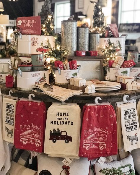 Christmas Store Displays, Christmas Shop Displays, Gift Shop Interiors, Gift Shop Displays, Vintage Store Displays, Christmas Booth, Antique Booth Ideas, Craft Booth Displays, Boutique Display