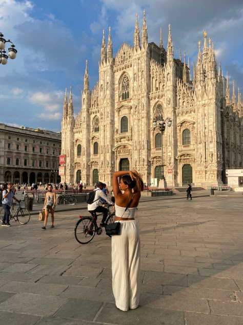 Poses On The Street, Milano Street Style Summer, Milan Italy Picture Ideas, Italy Poses Instagram, Travel Posing Ideas, Barcelona Summer Outfits 2024, Milan Pose Ideas, Barcelona Outfit Ideas Summer, Poses For Europe