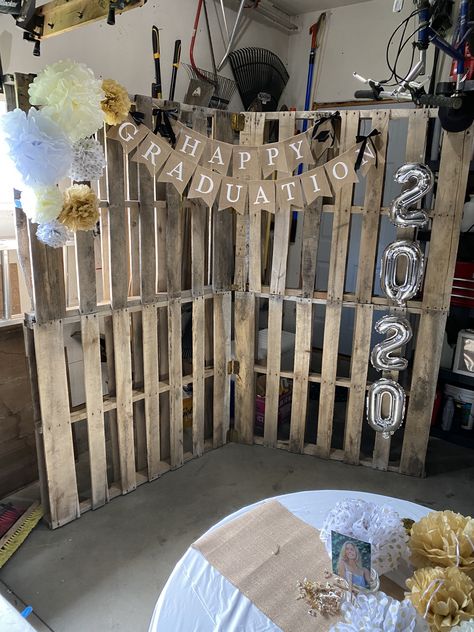 Pallet Pallet Picture Board, Wood Pallet Graduation Display, Pallet Photo Display Graduation, Pallet Picture Backdrop, Pallet Photo Backdrop Graduation, Pallet Graduation Display, Pallet Backdrop Graduation, Pallet Picture Display, Graduation Photo Displays