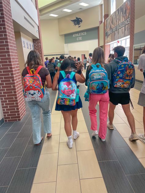 First Day Of High School Aesthetic, Senior Bookbags, First Day Of School Pictures Highschool, Senior First Day Of School Ideas, Things To Do Your Senior Year, Senior Year Traditions, Senior Backpack Ideas, Senior Year Backpack, Senior Activities Ideas High School